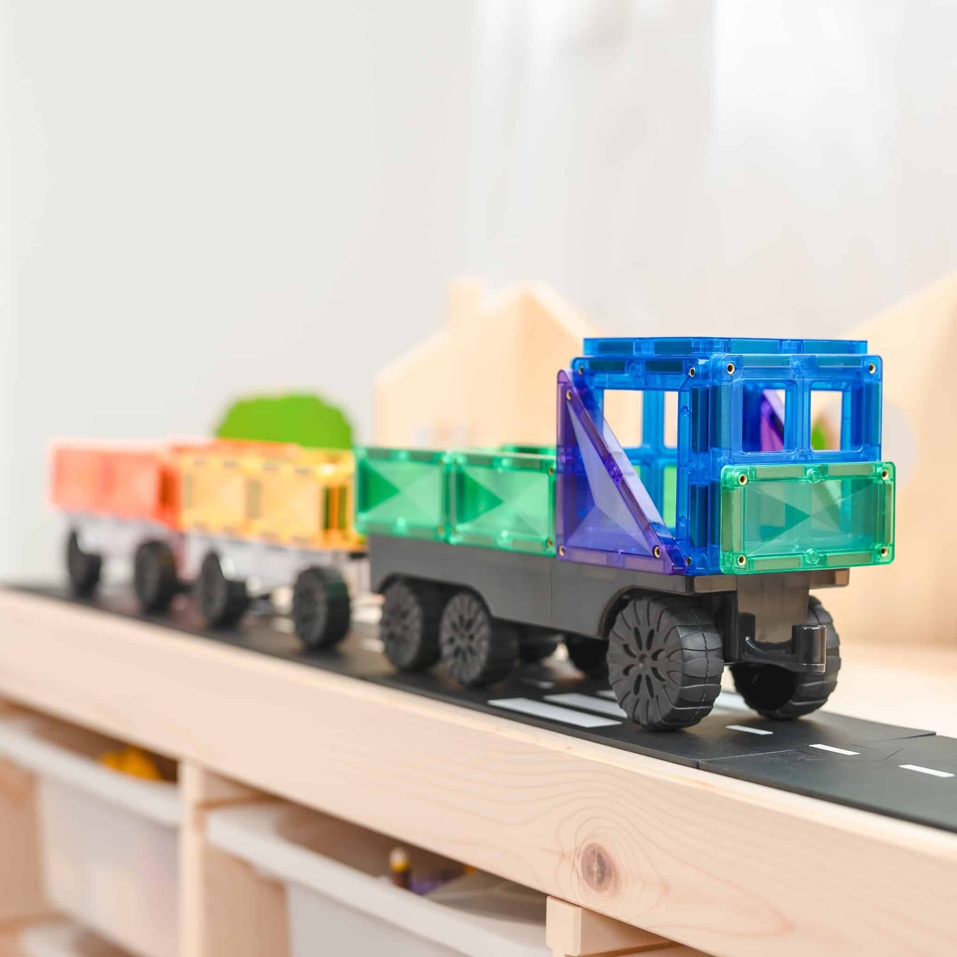 Tren din setul de construcție magnetic Connetix Rainbow pe șină din lemn