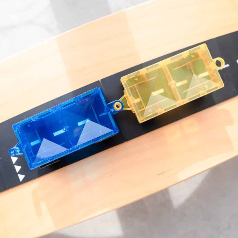 Două mașini din setul de construcție magnetic Connetix pe drum