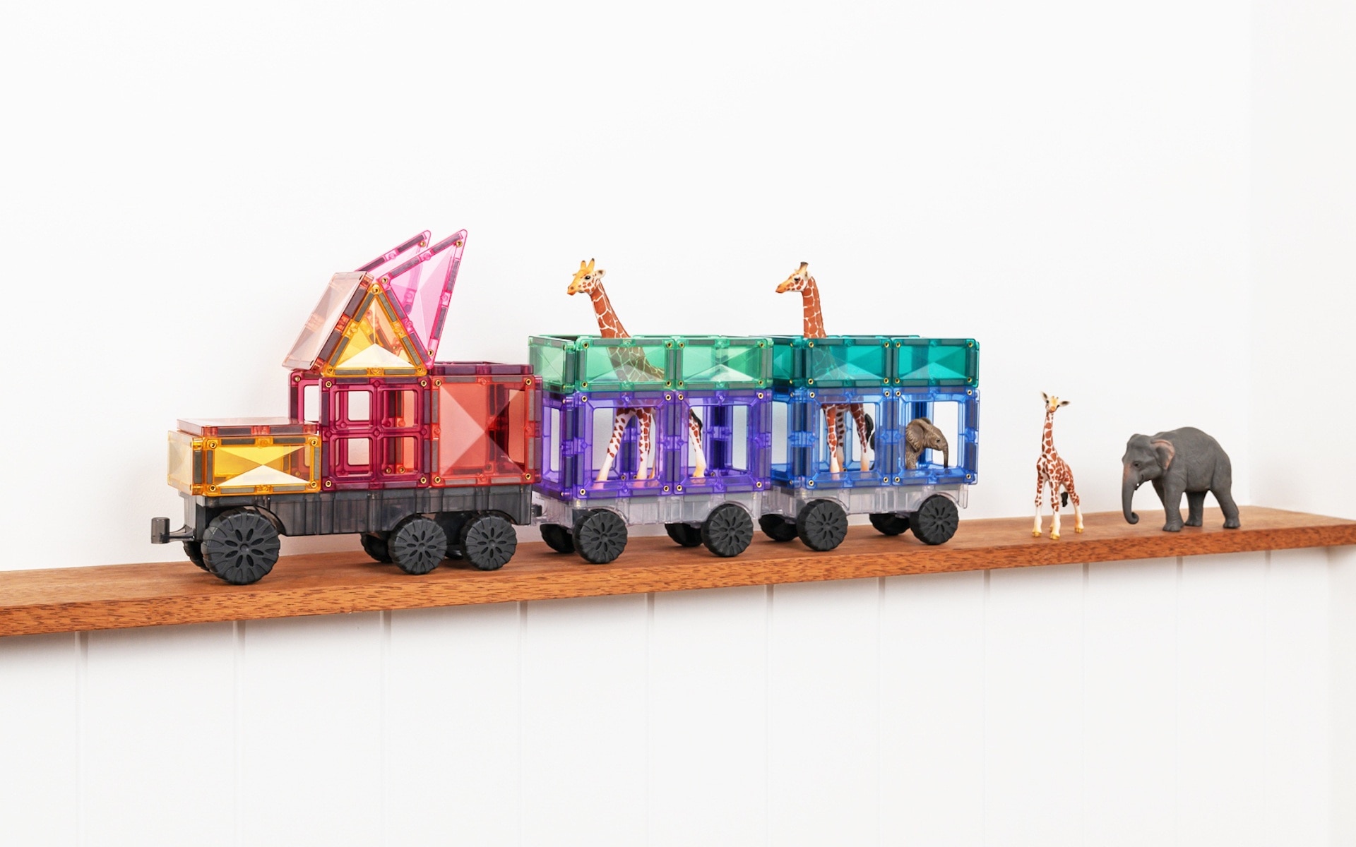 Tren din setul de construcție magnetic pastel Connetix cu animale