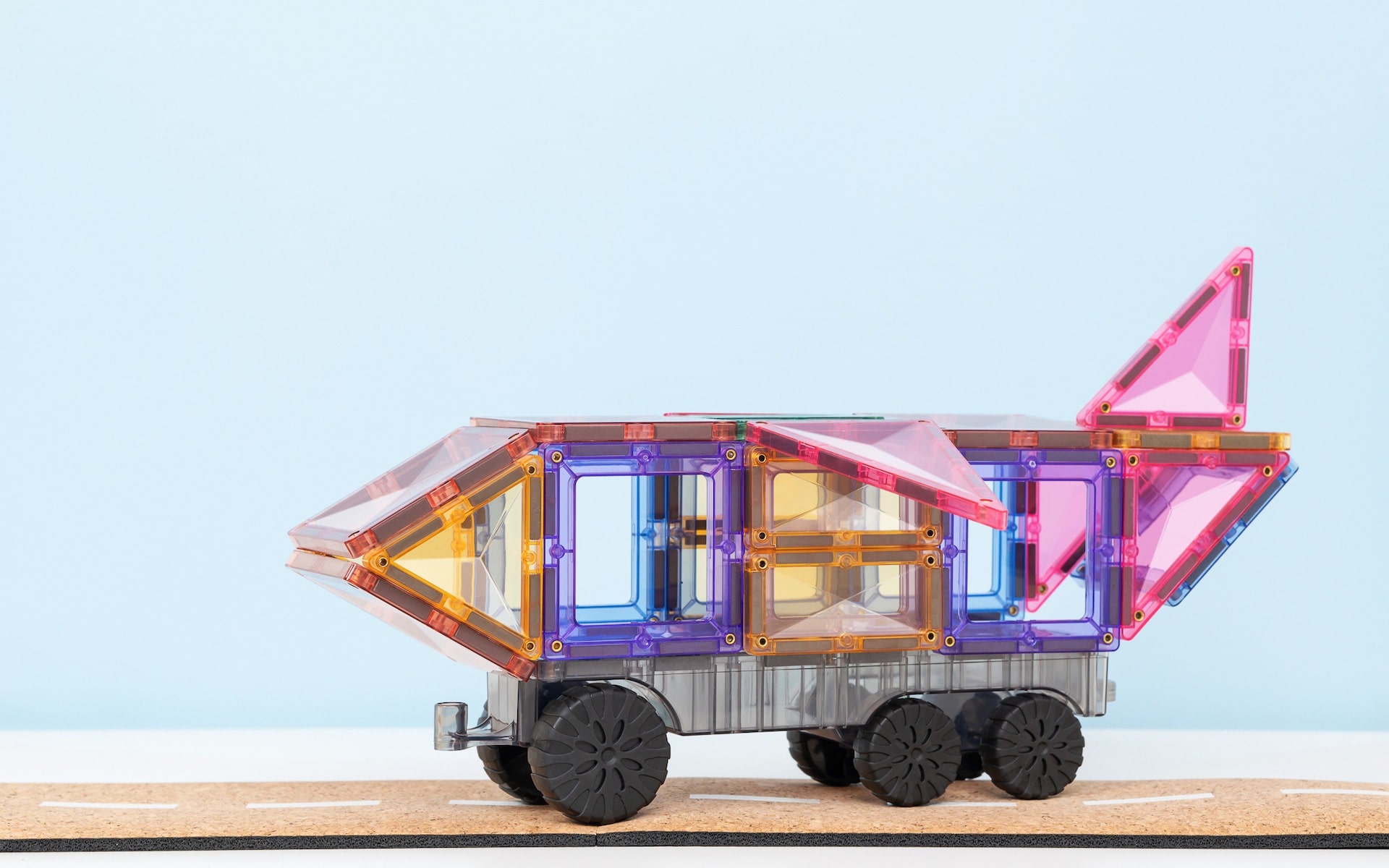 Mașină din setul de construcție magnetic pastel Connetix pe șasiu cu roți