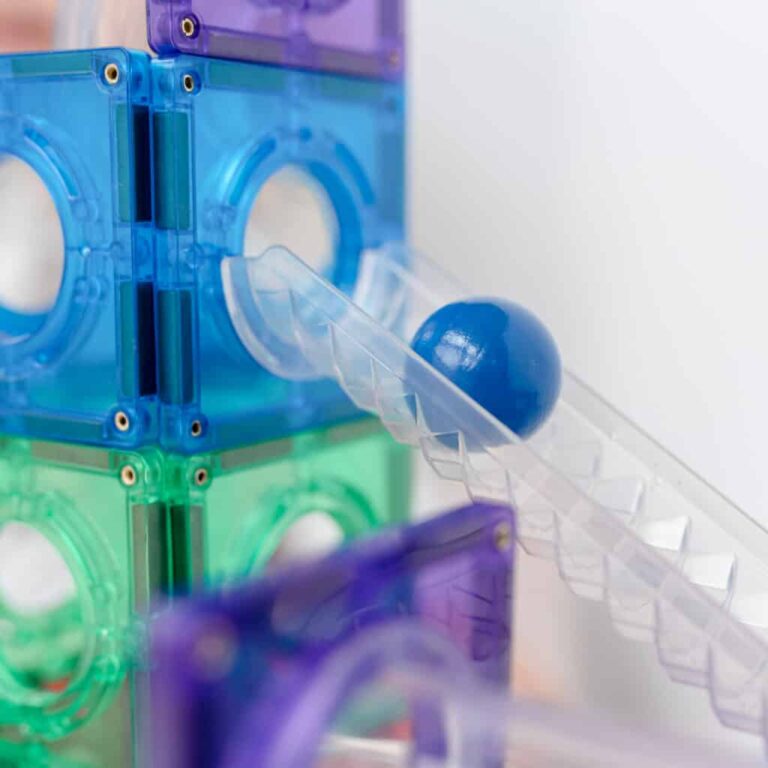 Bilă într-un tub transparent al traseului magnetic Connetix