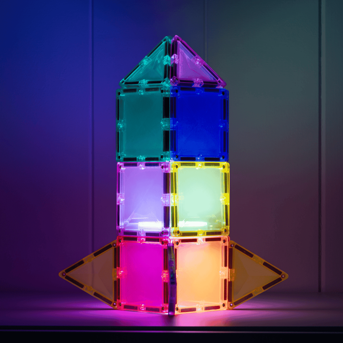 Rachetă luminoasă din setul de construcție magnetic Connetix, în întuneric