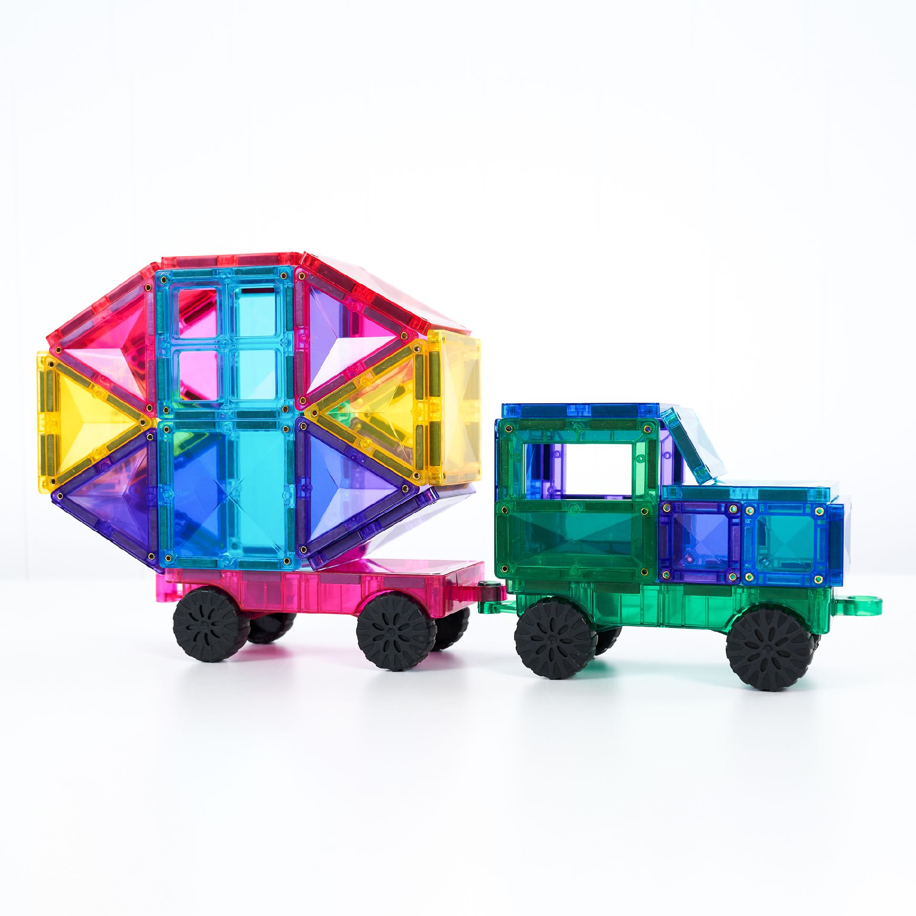 Două mașini din setul de construcție magnetic Connetix Bright pe șasiuri cu roți