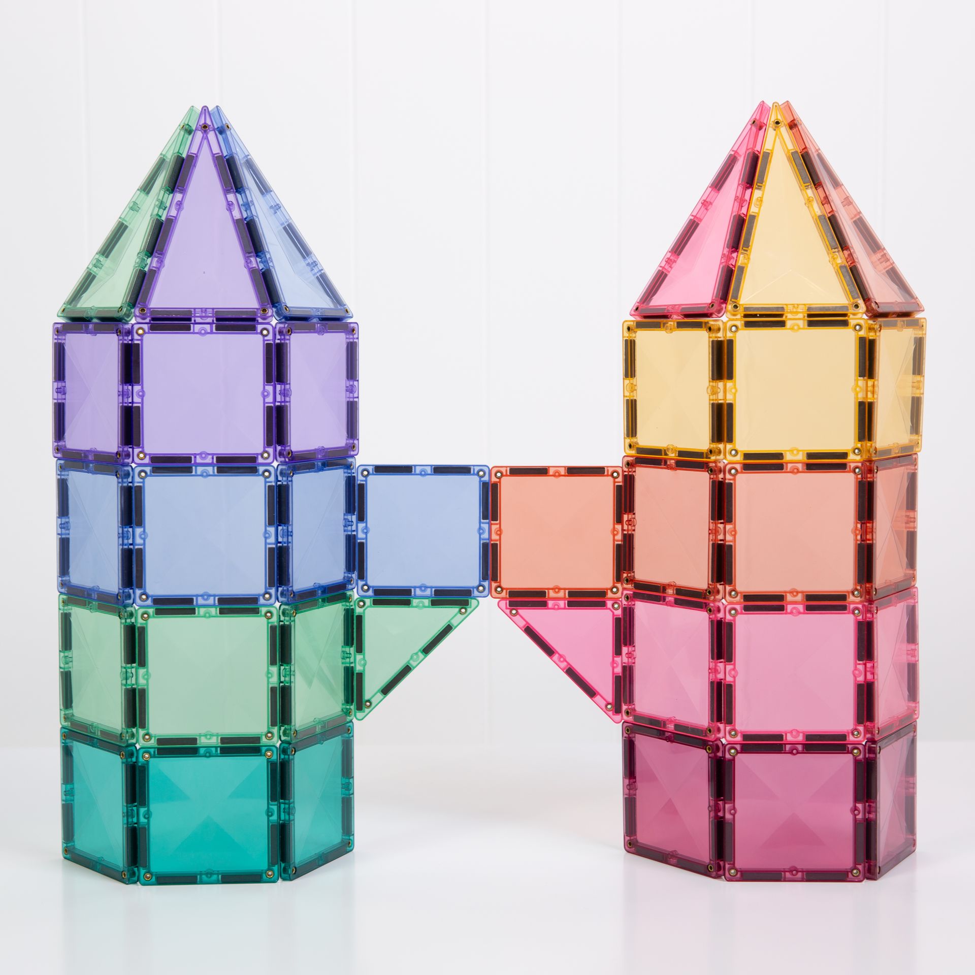 Două turnuri din piese magnetice pastel Connetix